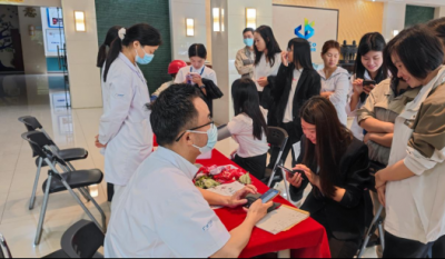 切脉问诊送康健，，暖心折务进企业——合肥腾博汇游戏官网携手广瑞医疗开展“康健进企业”义诊活动